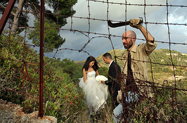 SONNTAG, 09.10.2016, 19:30 <br> <br> MOI, JE SUIS AVEC LA MARIÉE<br>AUF DER SEITE DER BRAUT<br><br>Antonio Augugliaro, Gabriele Del Grande, <br>Khaled Soliman Al-Nassiry, 90’, Italien, 2014 